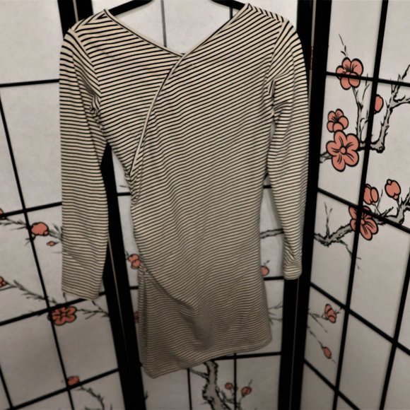 Obey Stripped White Black Stretchy Tunic Size 6 - Picture 7 of 8